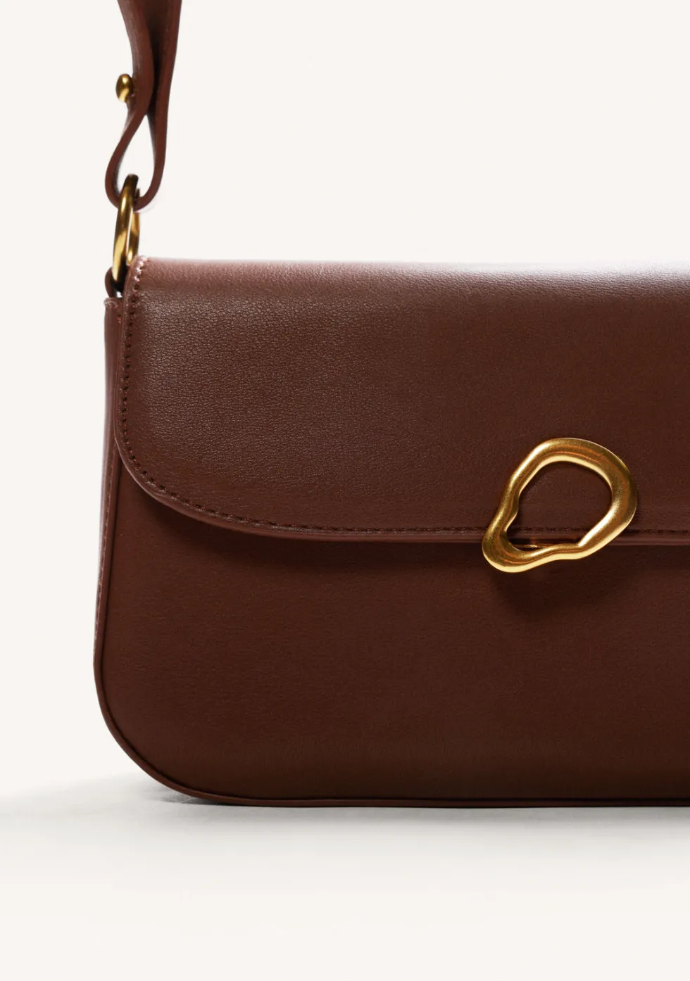 BOLSO BANDOLERA MARRÓN HEBILLA