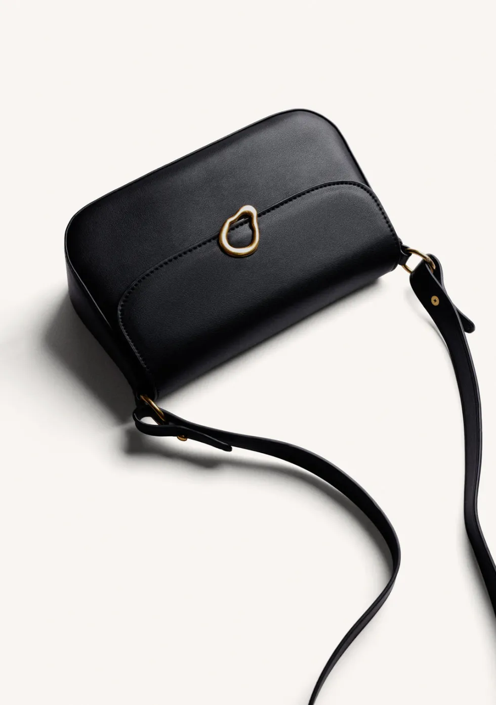 BOLSO BANDOLERA NEGRO HEBILLA