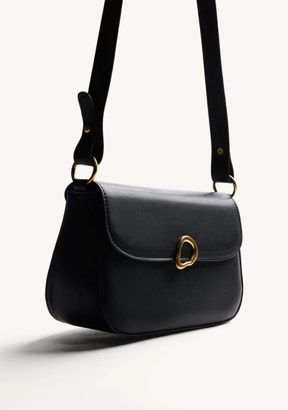 BOLSO BANDOLERA NEGRO HEBILLA