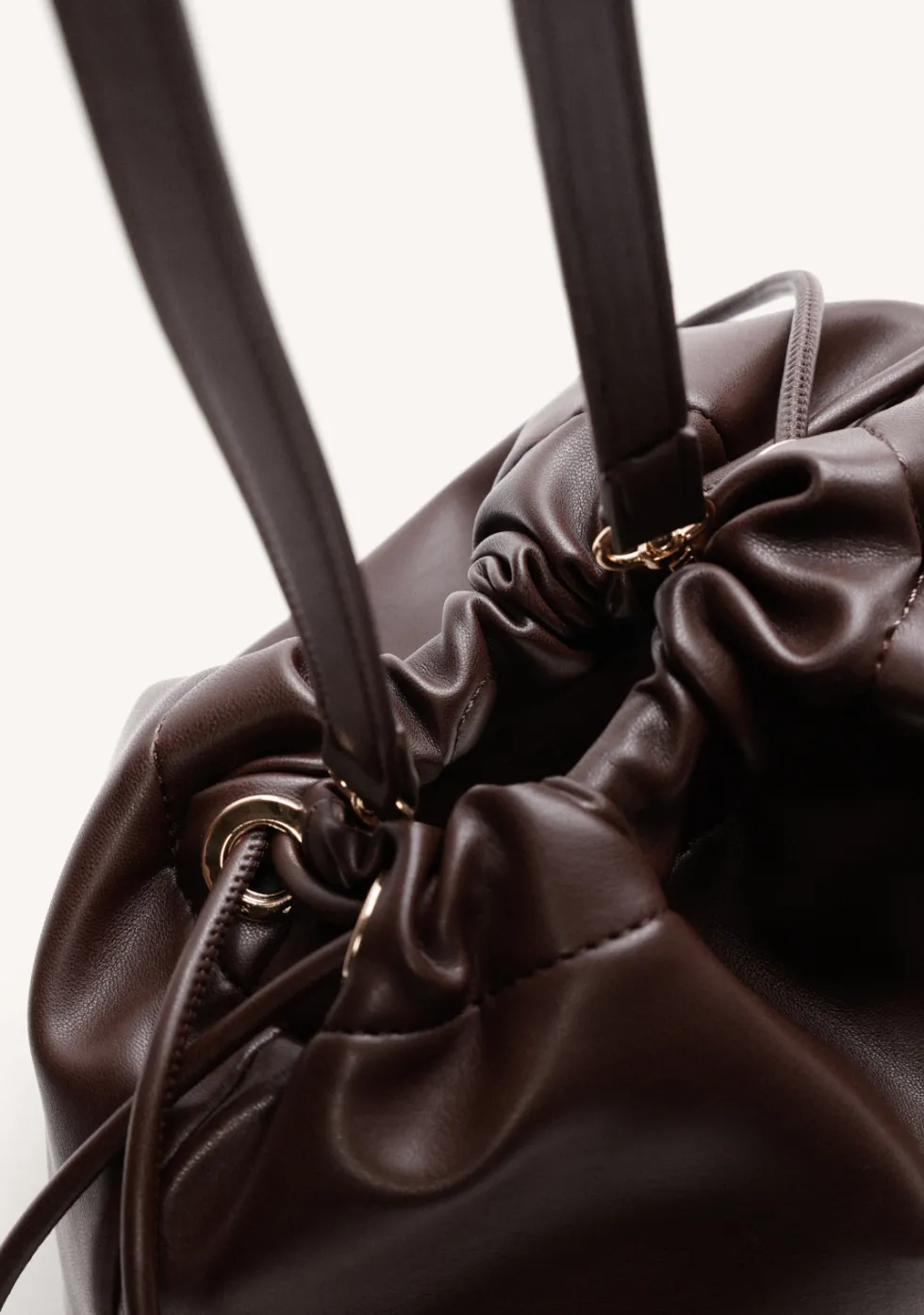BOLSO BUCKET MARRÓN