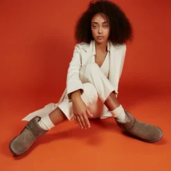 BOTAS AUSTRALIANAS COLOR TAUPE DE CAÑA MEDIA PARA MUJER GILLIAM