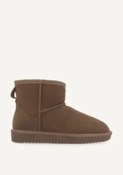 BOTAS AUSTRALIANAS COLOR TAUPE DE CAÑA MEDIA PARA MUJER GILLIAM