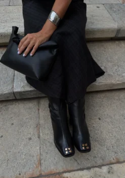 BOTINES NEGRO PIEL TACHAS