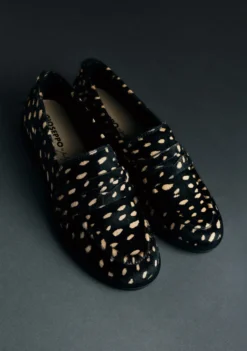 MOCASINES PIEL ESTAMPADO ANIMAL NEGRO BY MELYSA PINTO