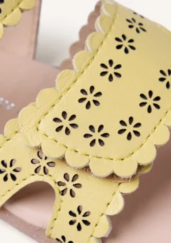 SANDALIAS BAREFOOT PIEL CALADA FLORES KABATI