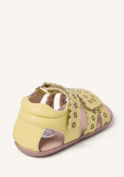 SANDALIAS BAREFOOT PIEL CALADA FLORES KABATI