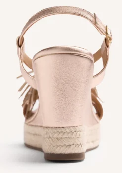 SANDALIAS CUÑA PIEL BRILLO Y FLECOS KILOSA