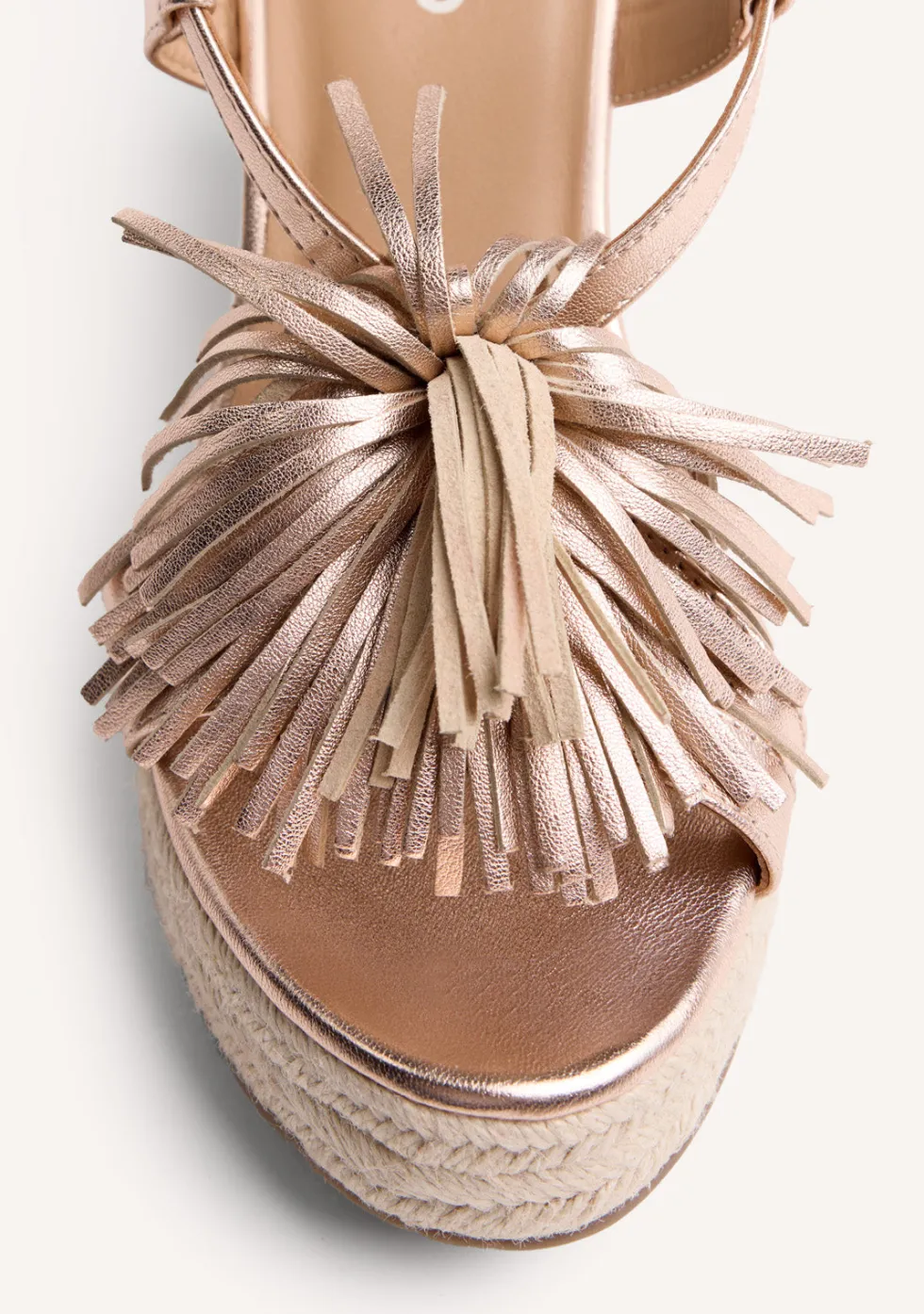 SANDALIAS CUÑA PIEL BRILLO Y FLECOS KILOSA