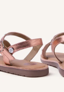 SANDALIAS PIEL BRILLO, TACHAS Y OLLADOS AWASI