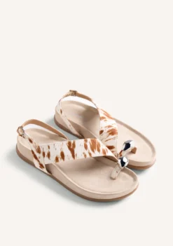 SANDALIAS PIEL ESTAMPADO ANIMAL Y JOYA CHACAS