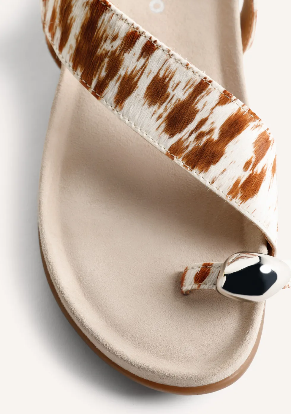 SANDALIAS PIEL ESTAMPADO ANIMAL Y JOYA CHACAS