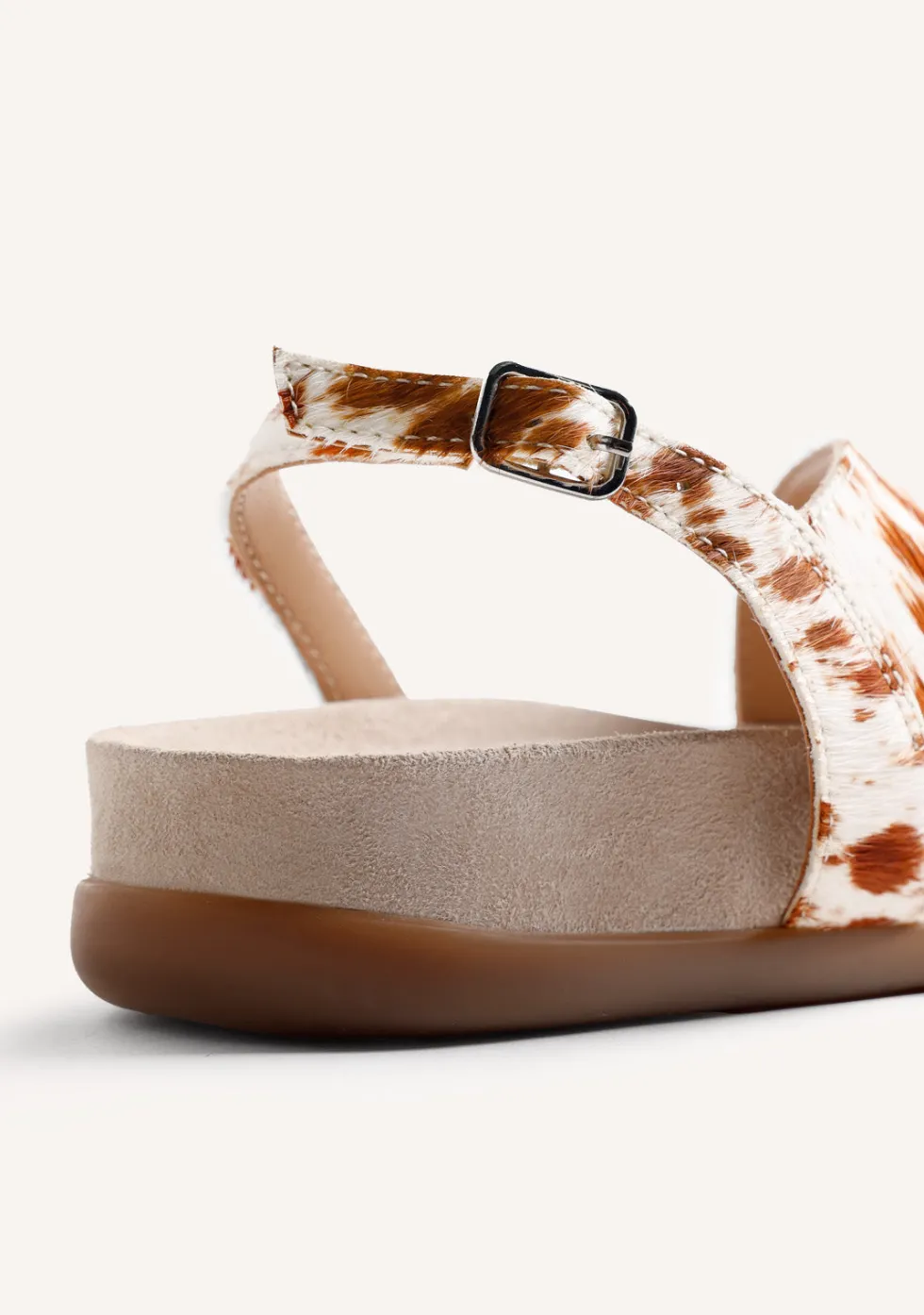 SANDALIAS PIEL ESTAMPADO ANIMAL Y JOYA CHACAS