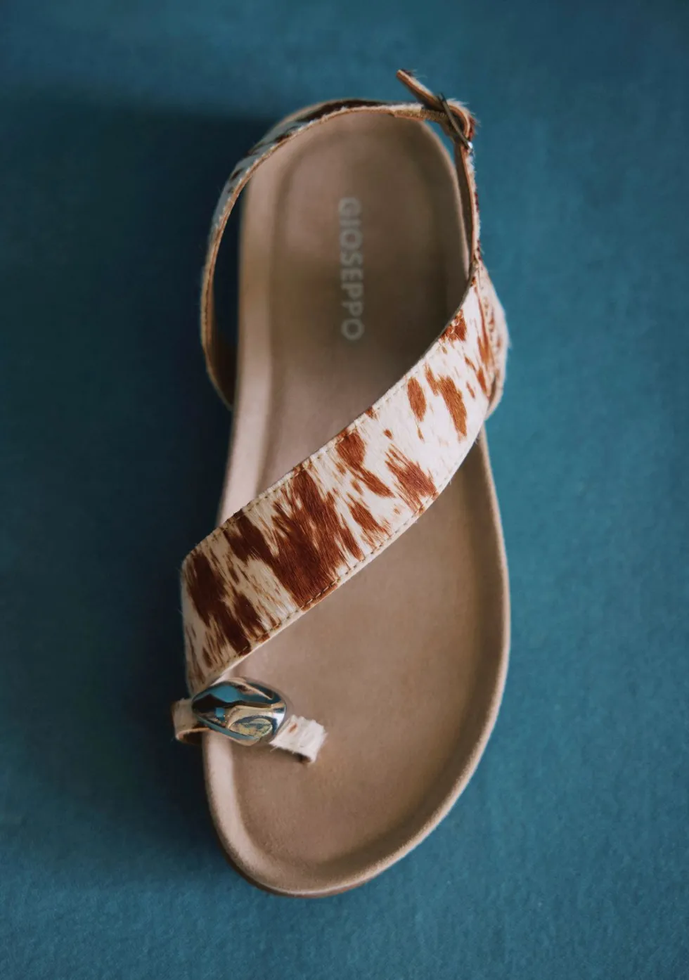 SANDALIAS PIEL ESTAMPADO ANIMAL Y JOYA CHACAS
