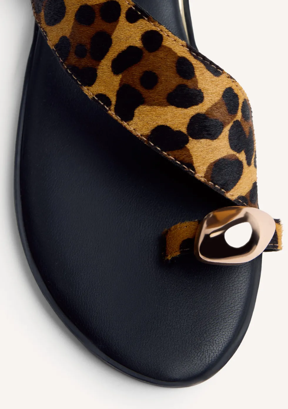 SANDALIAS PIEL ESTAMPADO ANIMAL ANILLO JOYA MAIRO