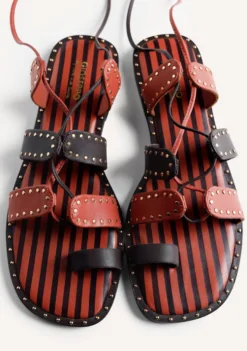 SANDALIAS PIEL TACHAS BY MARÍA G. DE JAIME