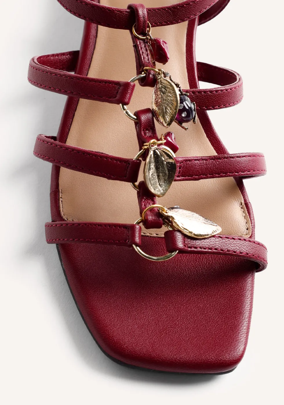 SANDALIAS TACÓN PIEL ABALORIOS TEKONSHA