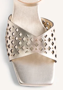 SANDALIAS TACÓN PIEL CALADA Y TACHAS PESHTIGO