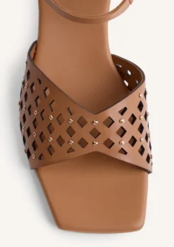 SANDALIAS TACÓN PIEL CALADA Y TACHAS PESHTIGO