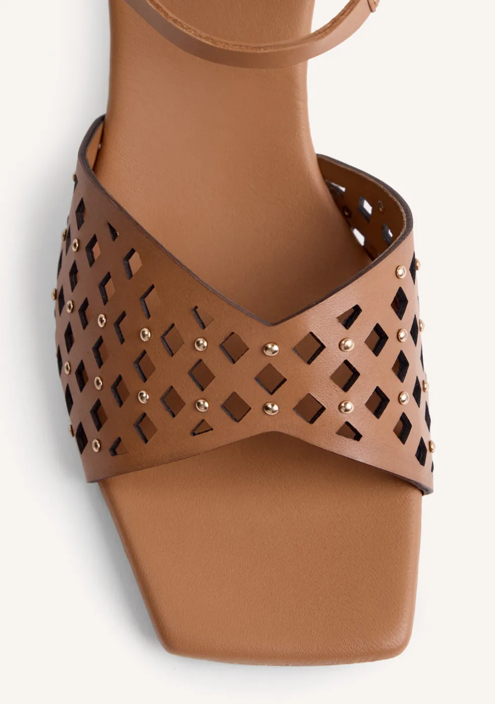 SANDALIAS TACÓN PIEL CALADA Y TACHAS PESHTIGO