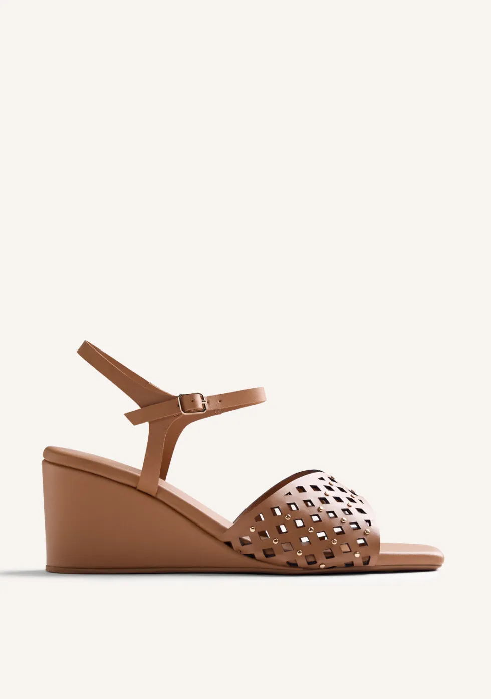 SANDALIAS TACÓN PIEL CALADA Y TACHAS PESHTIGO