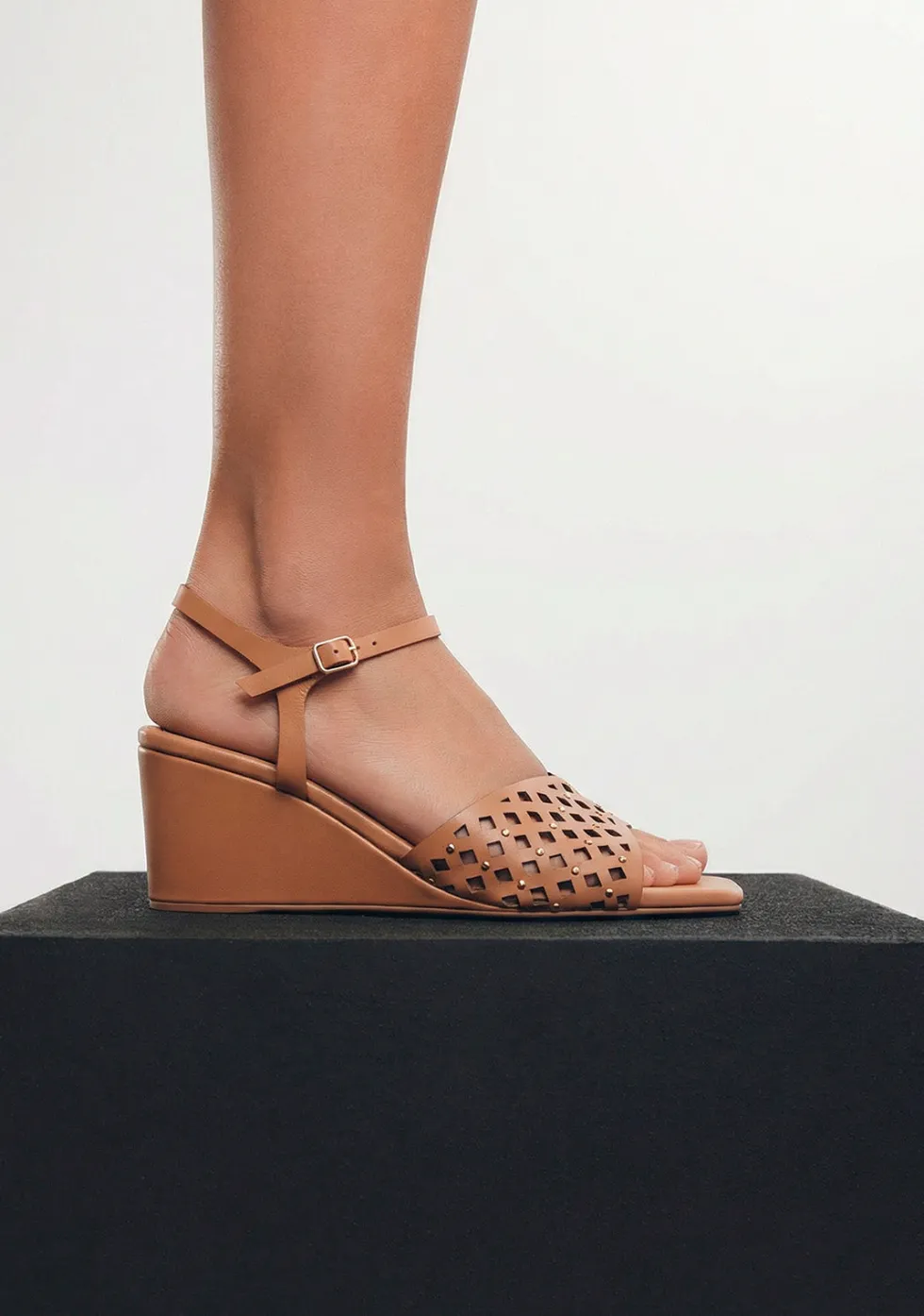 SANDALIAS TACÓN PIEL CALADA Y TACHAS PESHTIGO