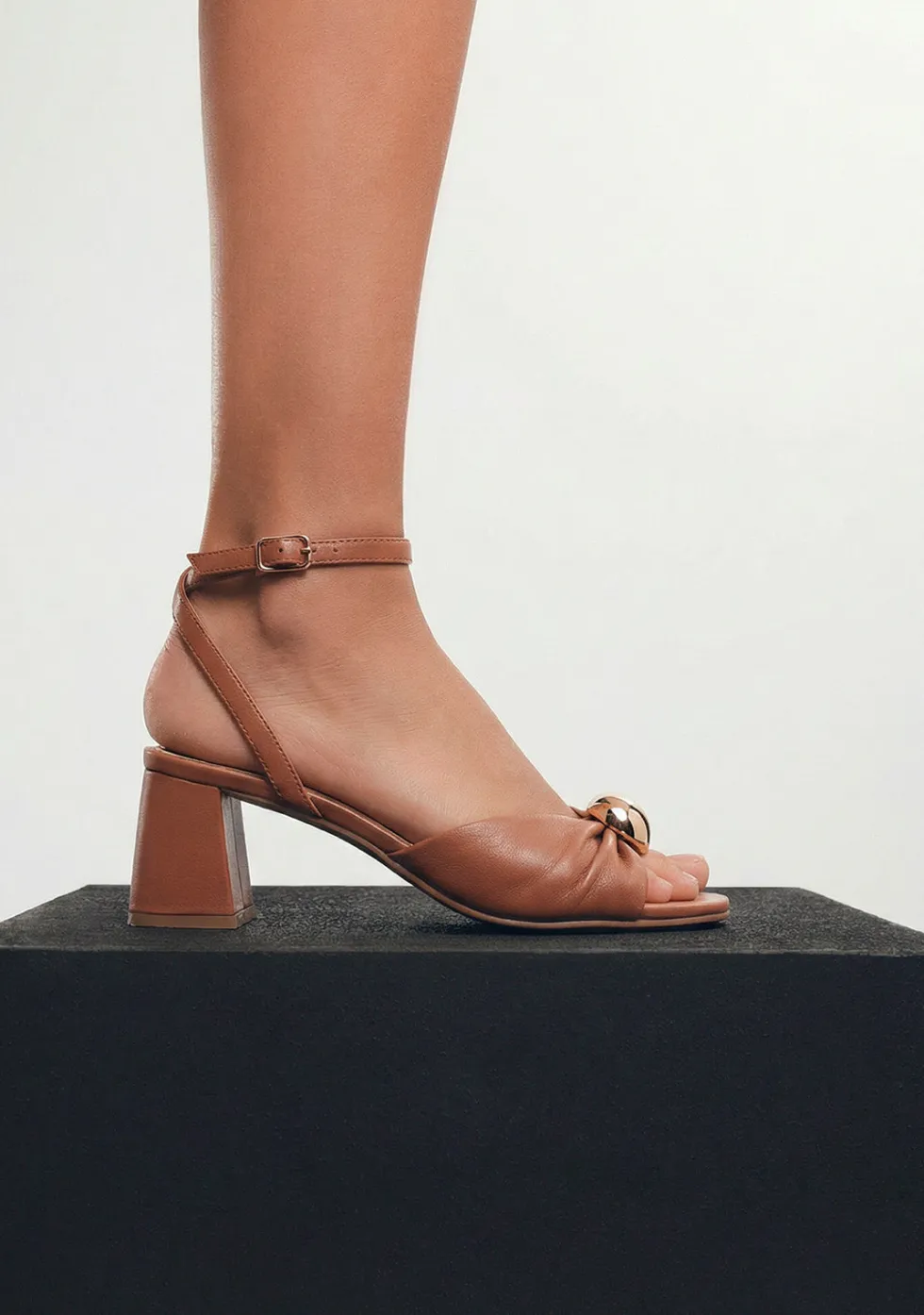 SANDALIAS TACÓN PIEL JOYA KABARNET