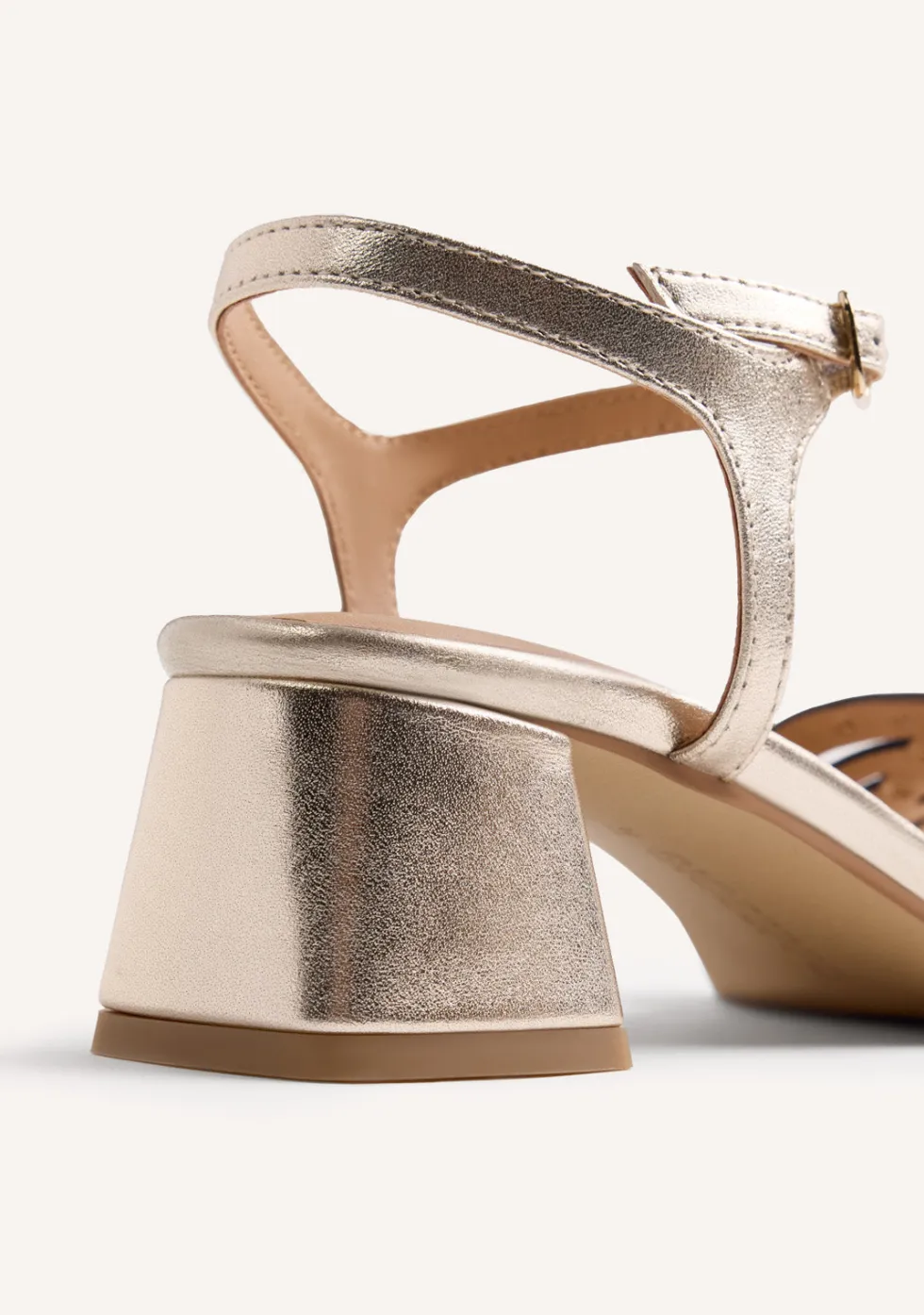 SANDALIAS TACÓN PIEL Y TACHAS BAIS