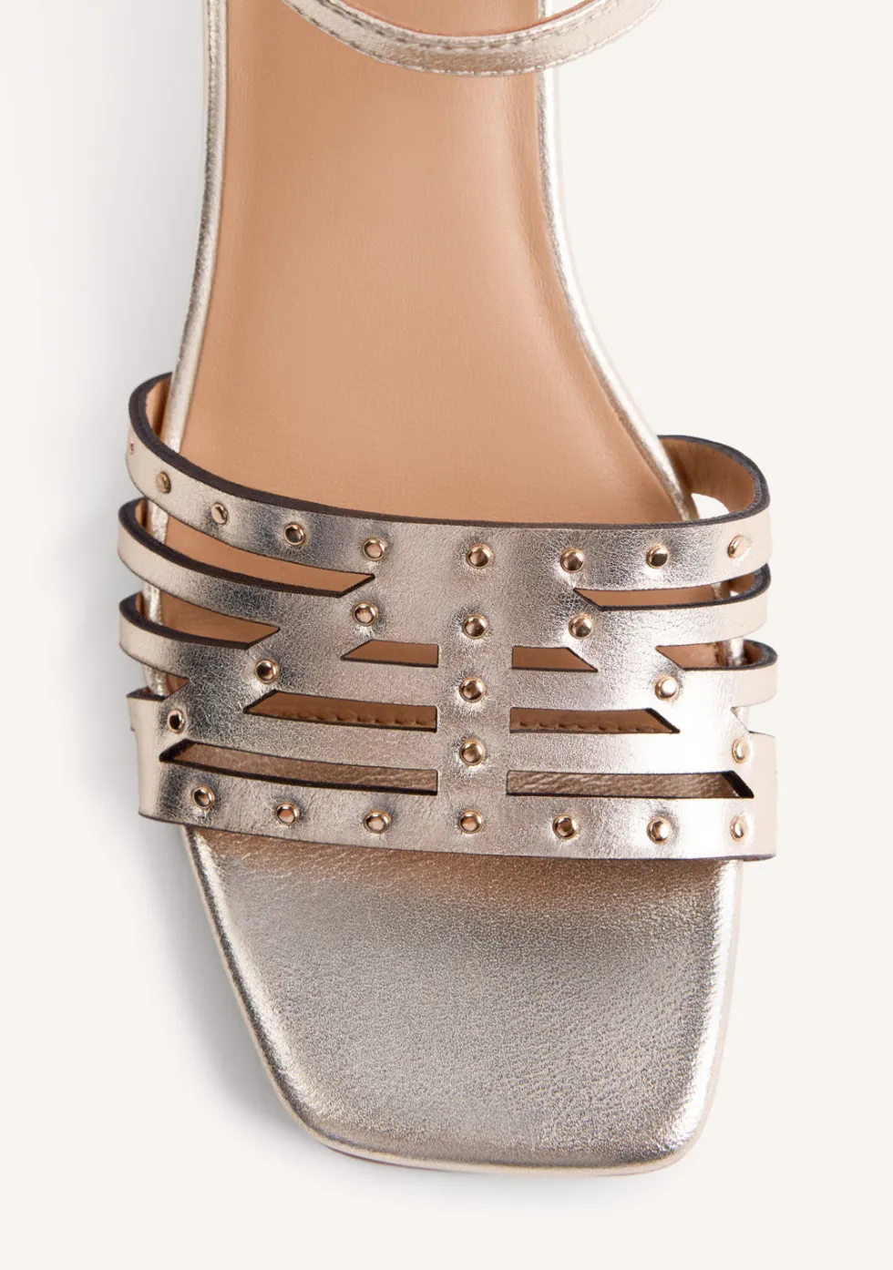 SANDALIAS TACÓN PIEL Y TACHAS BAIS