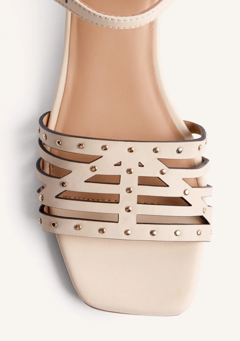 SANDALIAS TACÓN PIEL Y TACHAS BAIS