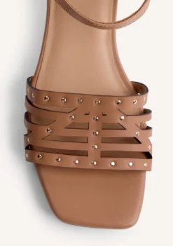 SANDALIAS TACÓN PIEL Y TACHAS BAIS