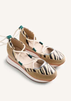 ZAPATILLAS ABIERTAS PIEL CUÑA ESTAMPADO ANIMAL ABUYA