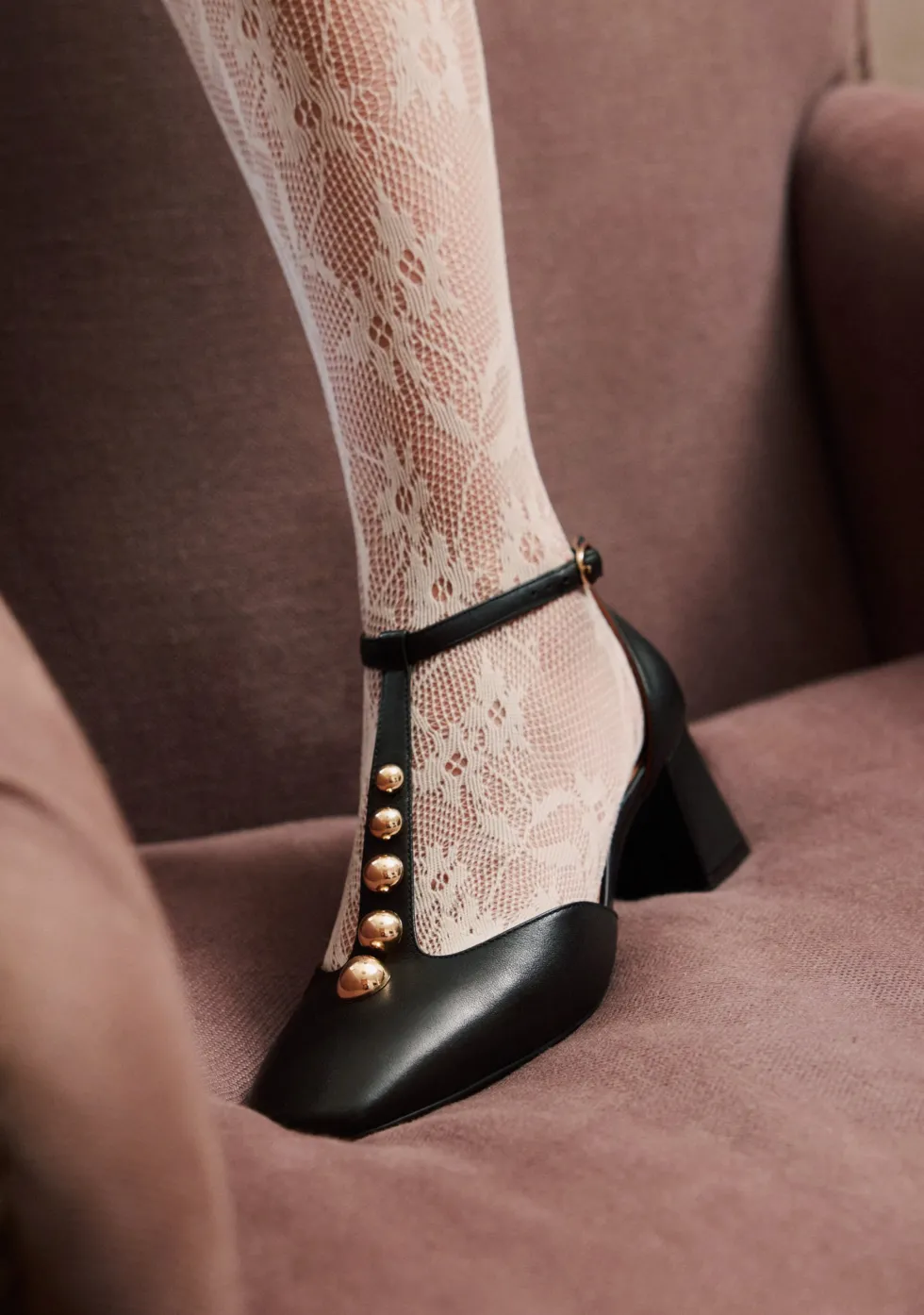 ZAPATOS TACÓN NEGRO TACHAS