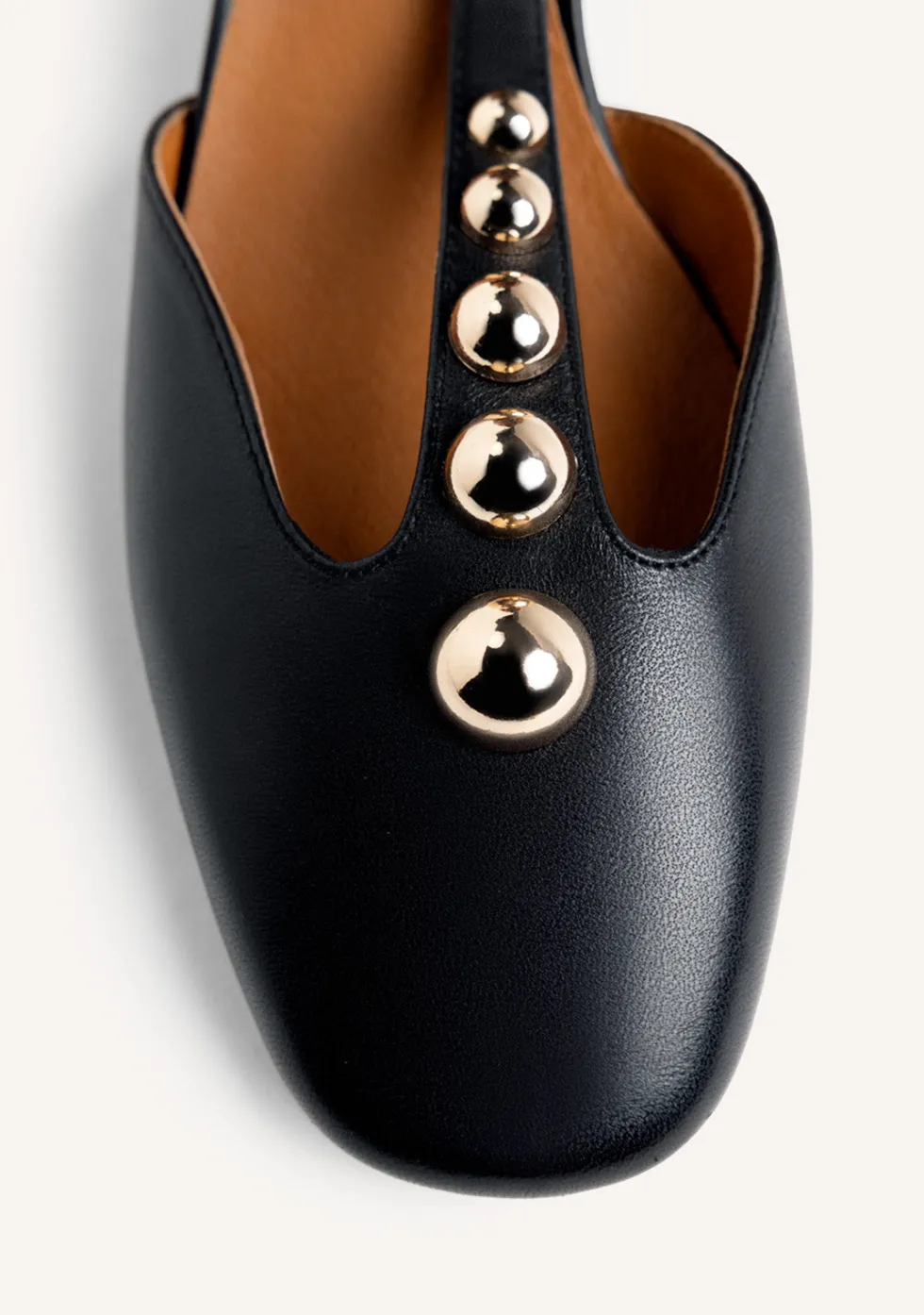 ZAPATOS TACÓN NEGRO TACHAS