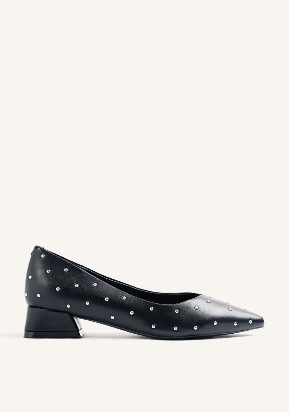 ZAPATOS TACÓN NEGRO TACHAS