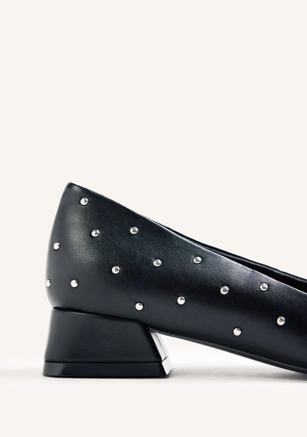 ZAPATOS TACÓN NEGRO TACHAS