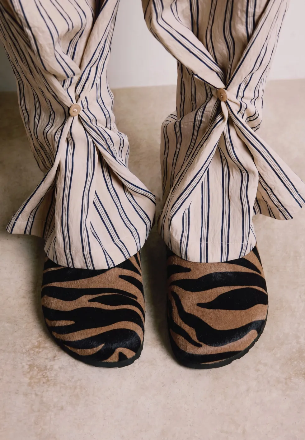 ZUECOS ESTAMPADO ANIMAL PIEL HEBILLA