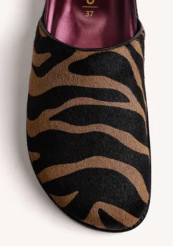 ZUECOS ESTAMPADO ANIMAL PIEL HEBILLA