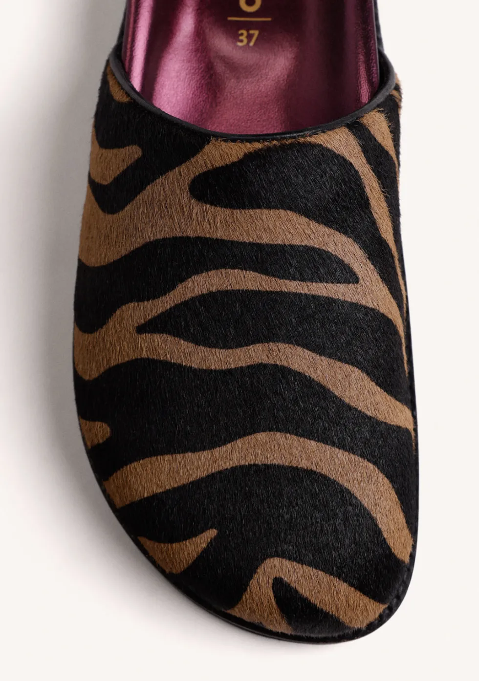 ZUECOS ESTAMPADO ANIMAL PIEL HEBILLA