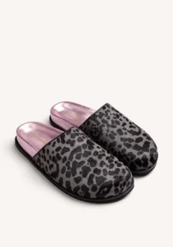 ZUECOS ESTAMPADO ANIMAL PIEL HEBILLA