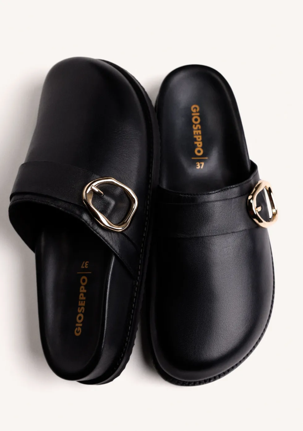 ZUECOS NEGRO PIEL HEBILLA
