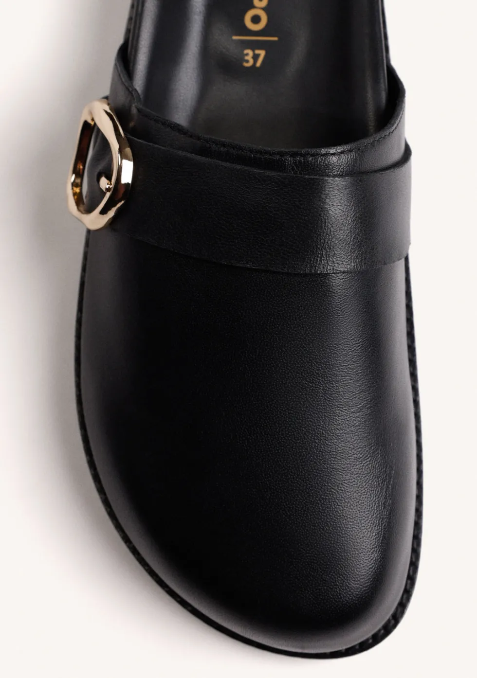 ZUECOS NEGRO PIEL HEBILLA