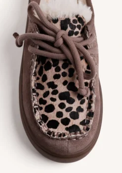 ZUECOS TAUPE PIEL ESTAMPADO ANIMAL